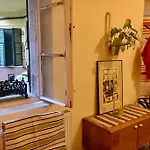 Vintage Studio Apartment, Garden And Free Parking *
