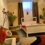 Apartment Vintage Studio Apartment, Garden And Free Parking *