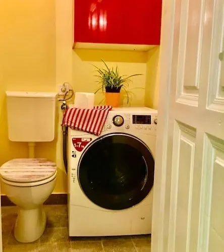 Vintage Studio Apartment, Garden And Free Parking