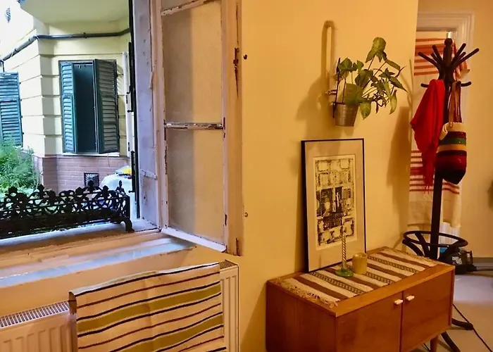 Vintage Studio Apartment, Garden And Free Parking *