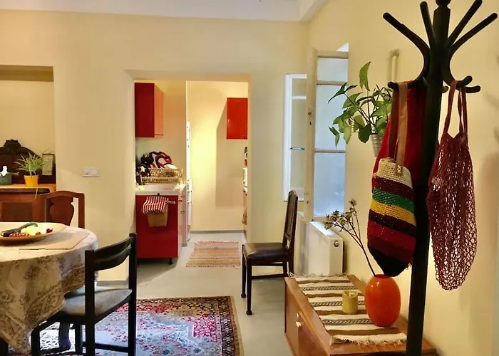 Vintage Studio Apartment, Garden And Free Parking *
