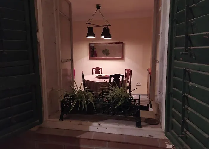 Vintage Studio Apartment, Garden And Free Parking