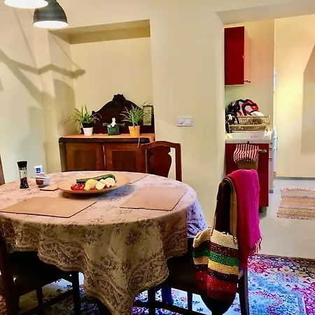 Apartmán Vintage Studio Apartment, Garden And Free Parking