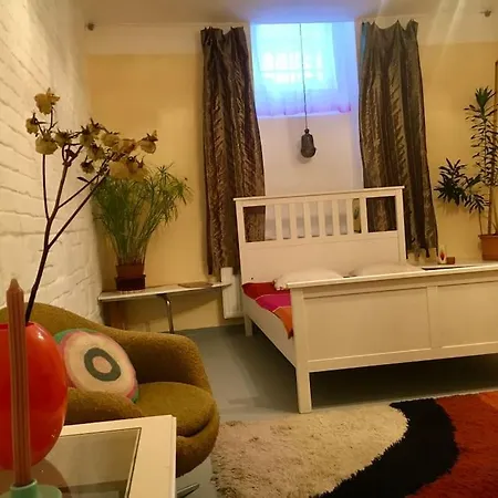 Apartment Vintage Studio Apartment, Garden And Free Parking *