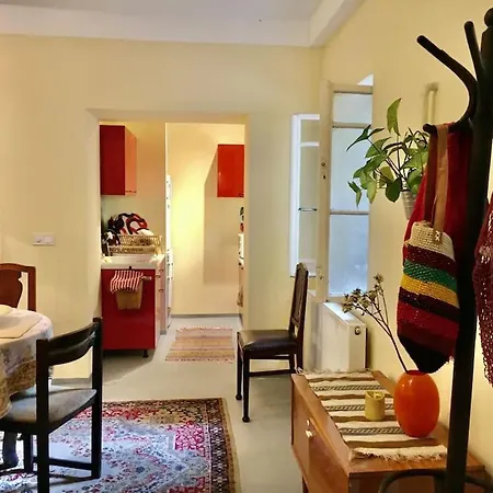 Vintage Studio Apartment, Garden And Free Parking *
