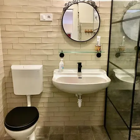 Vintage Studio Apartment, Garden And Free Parking