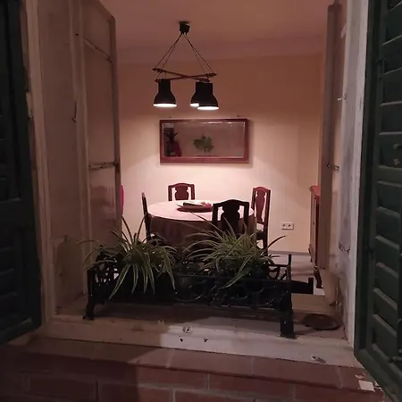 Vintage Studio Apartment, Garden And Free Parking